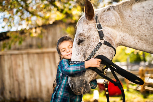 Entdecke, wie Tierkommunikation feinfühlige Kinder unterstützt, ihre natürliche Gabe zu erkennen und zu fördern für eine tiefere Verbindung zu Tieren.